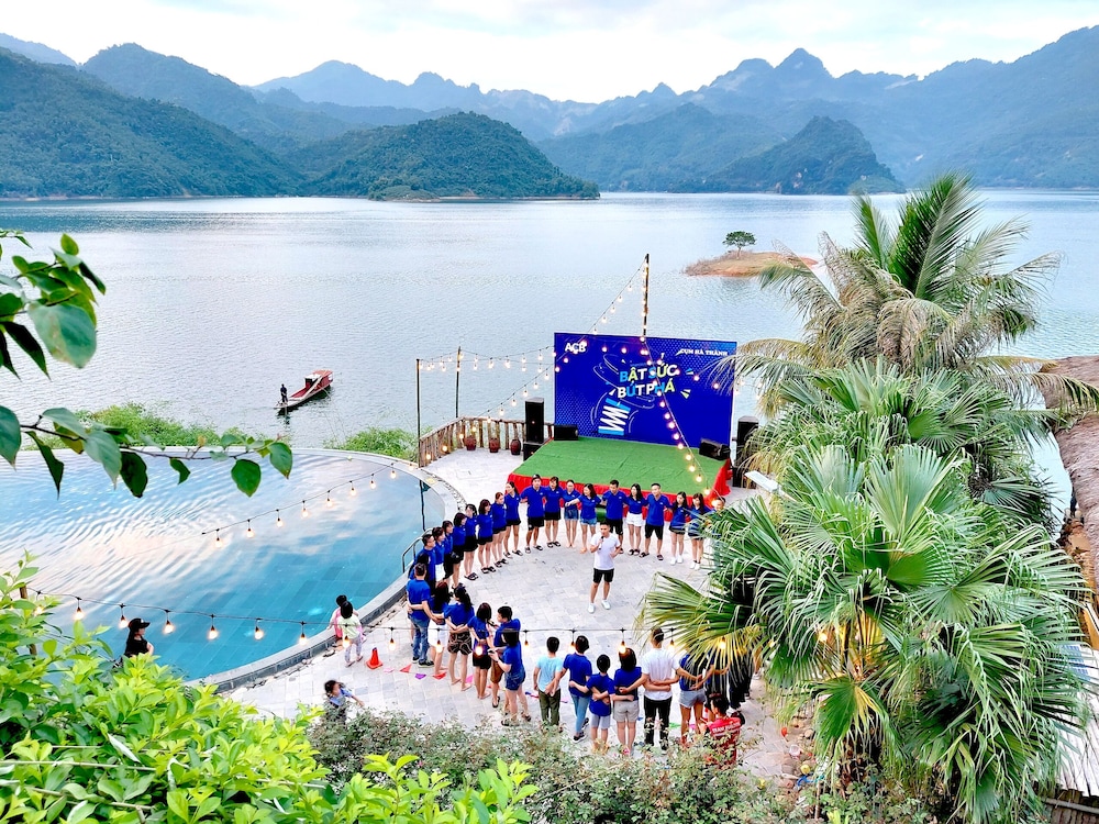 Mai Chau Hideaway Lake Resort 65/72