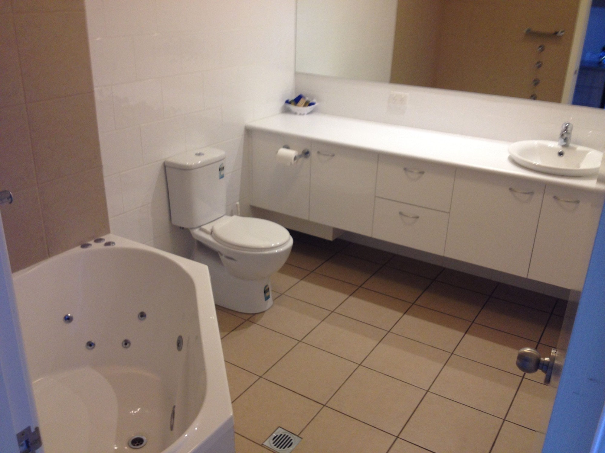 Serviced, Studio, Apartment, 1 Queen and 1 Single Bed, Bathtub