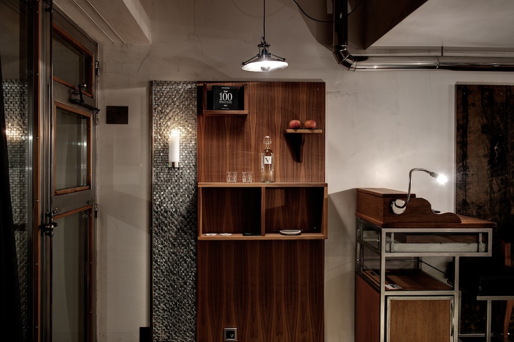 Backstage Hotel 9/48