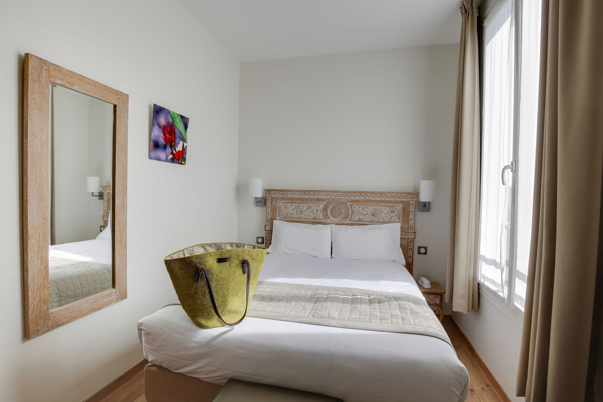 ROOM, DOUBLE OR TWIN BED