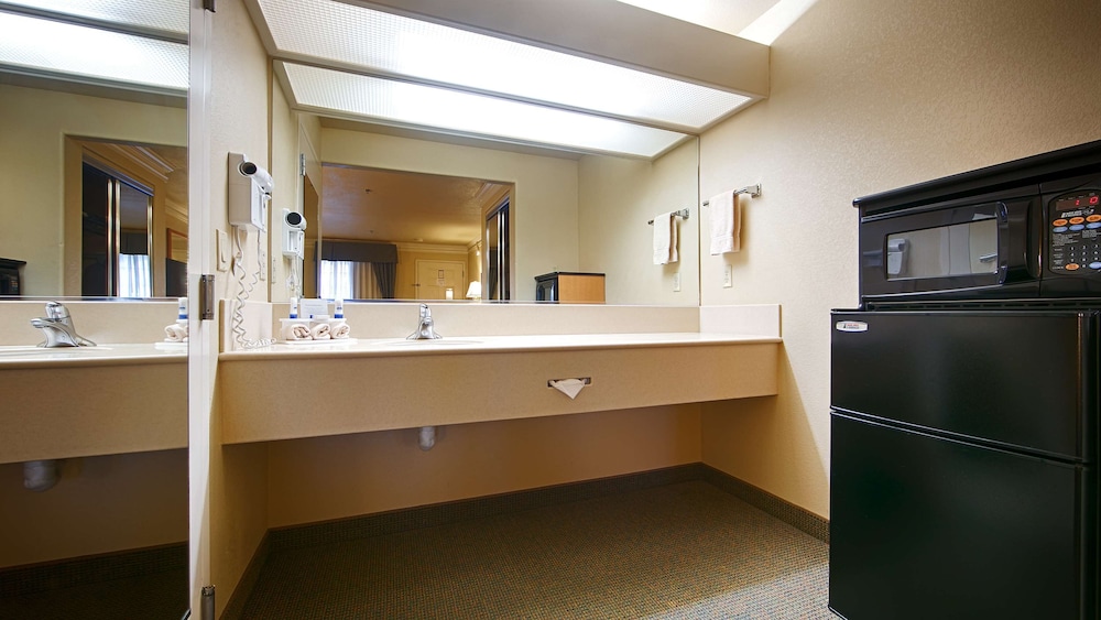 Best Western Inn & Suites Lemoore 7/36