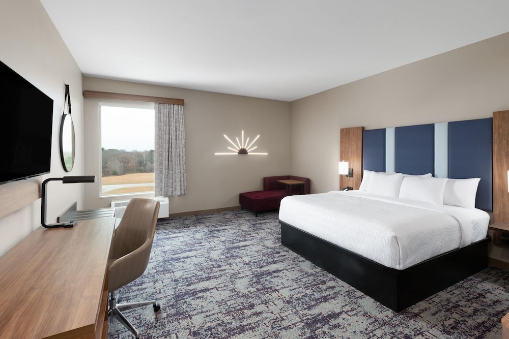 La Quinta Inn & Suites by Wyndham Athens 11/49
