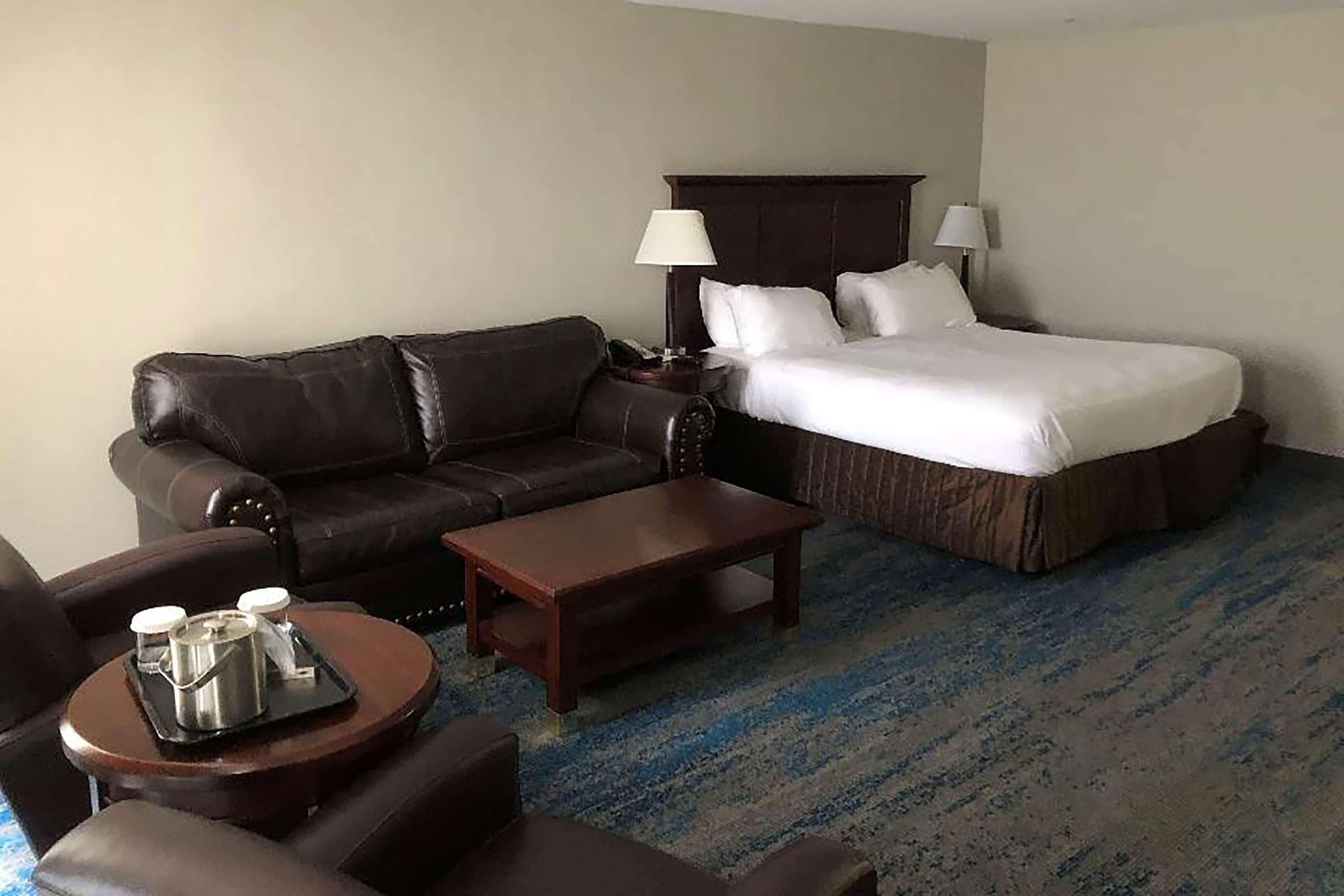 Ramada by Wyndham Cleveland Independence 34/56