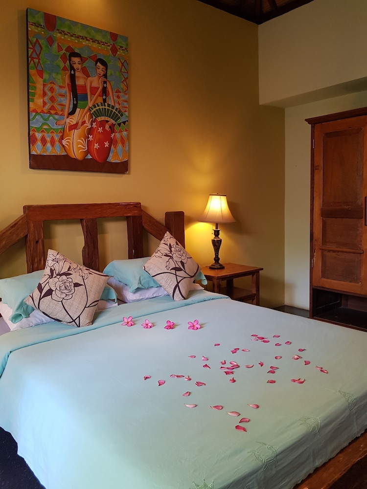 1 BEDROOM, SUITE