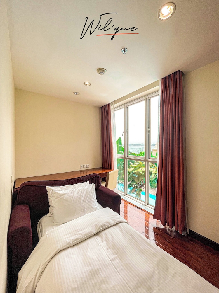 3 BEDROOMS, DELUXE