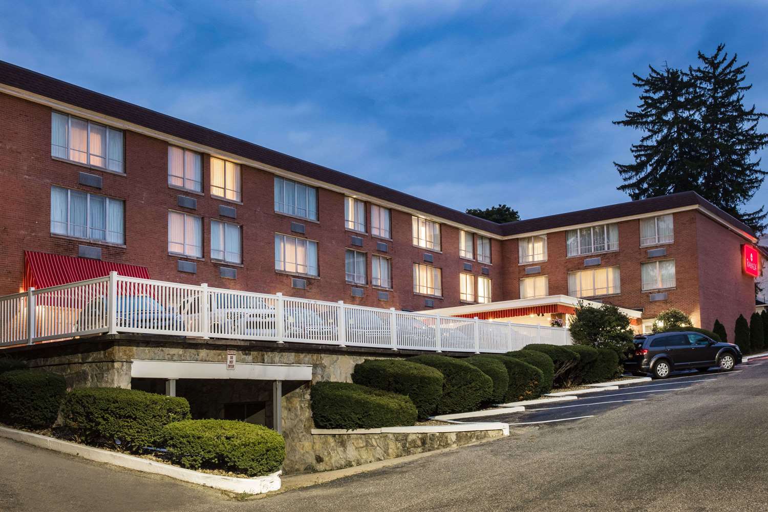 Ramada by Wyndham Ligonier 37/42