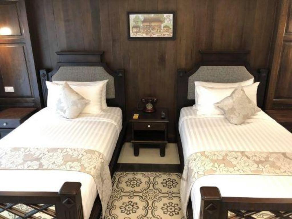 Colonial, Deluxe, Twin Beds, Pool Side