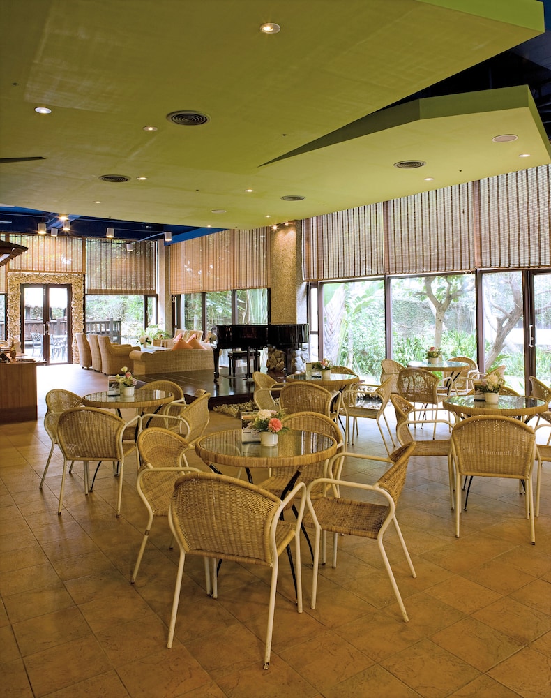 Yoho Beach Resort 53/76