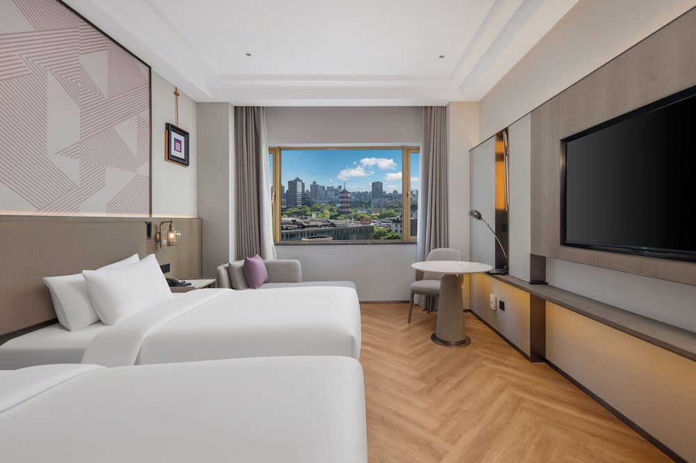 غرفة قياسية بسريرين منفصلين بإطلالة على المدينة للمدخنين، Crowne Plaza City Center Ningbo 2/5