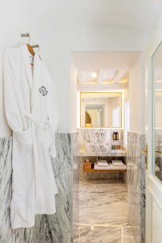 جناح بسرير كوين مع أريكة في الملحق، Nerva Boutique Hotel 3/8