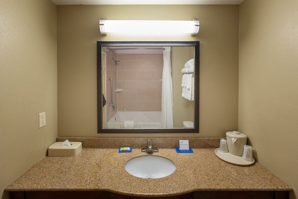 Holiday Inn Express Suites Jacksonville Airport 33/63