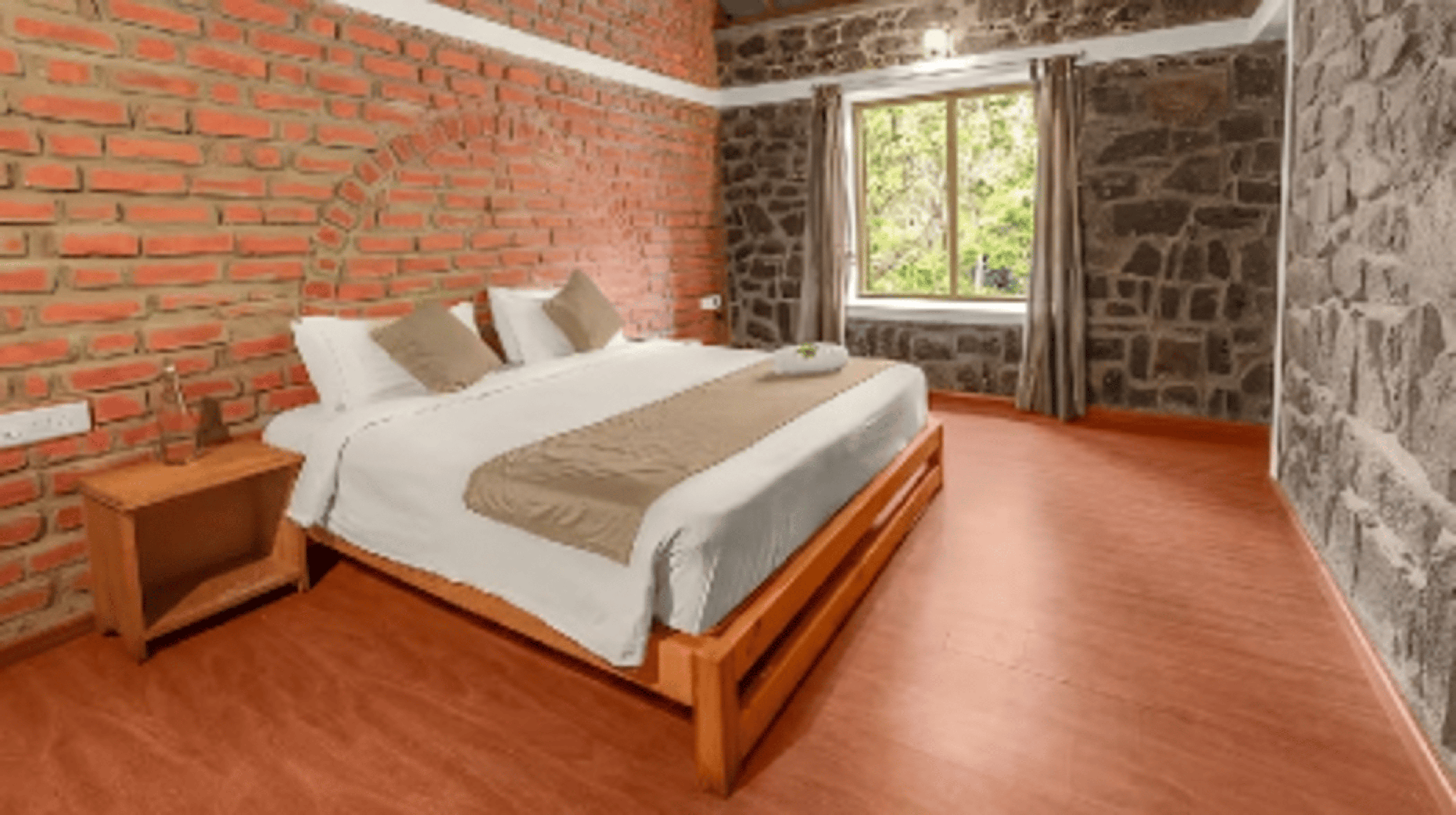 1 Bedroom, Suite, 1 King and 1 Single Beds, Street Side View, Balcony