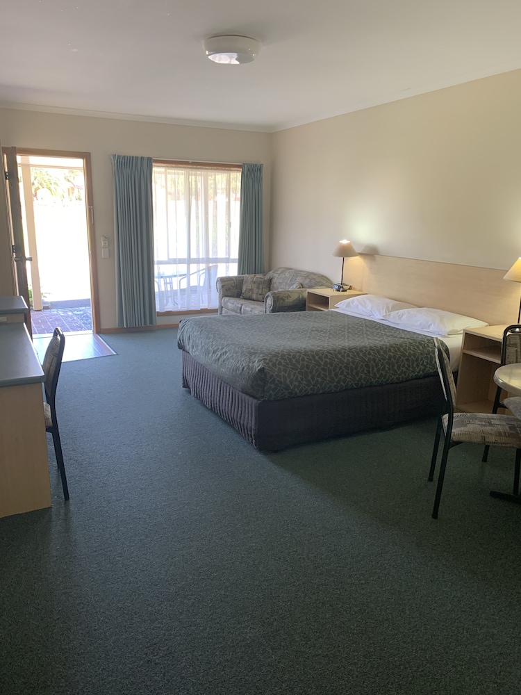 Arthur Phillip Motor Inn 8/36