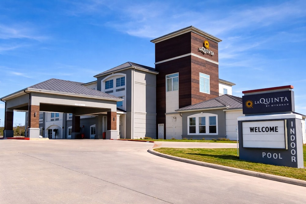 La Quinta Inn & Suites by Wyndham Kerrville 57/61