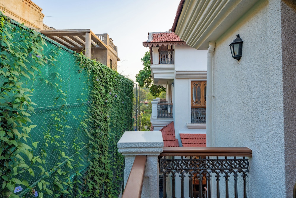 ELIVAAS 4 BHK with Pvt Pool and Media Room Samukha 50/55