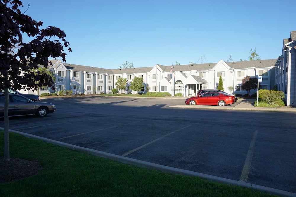 CenterWay Hotel Buffalo North Near University 19/24
