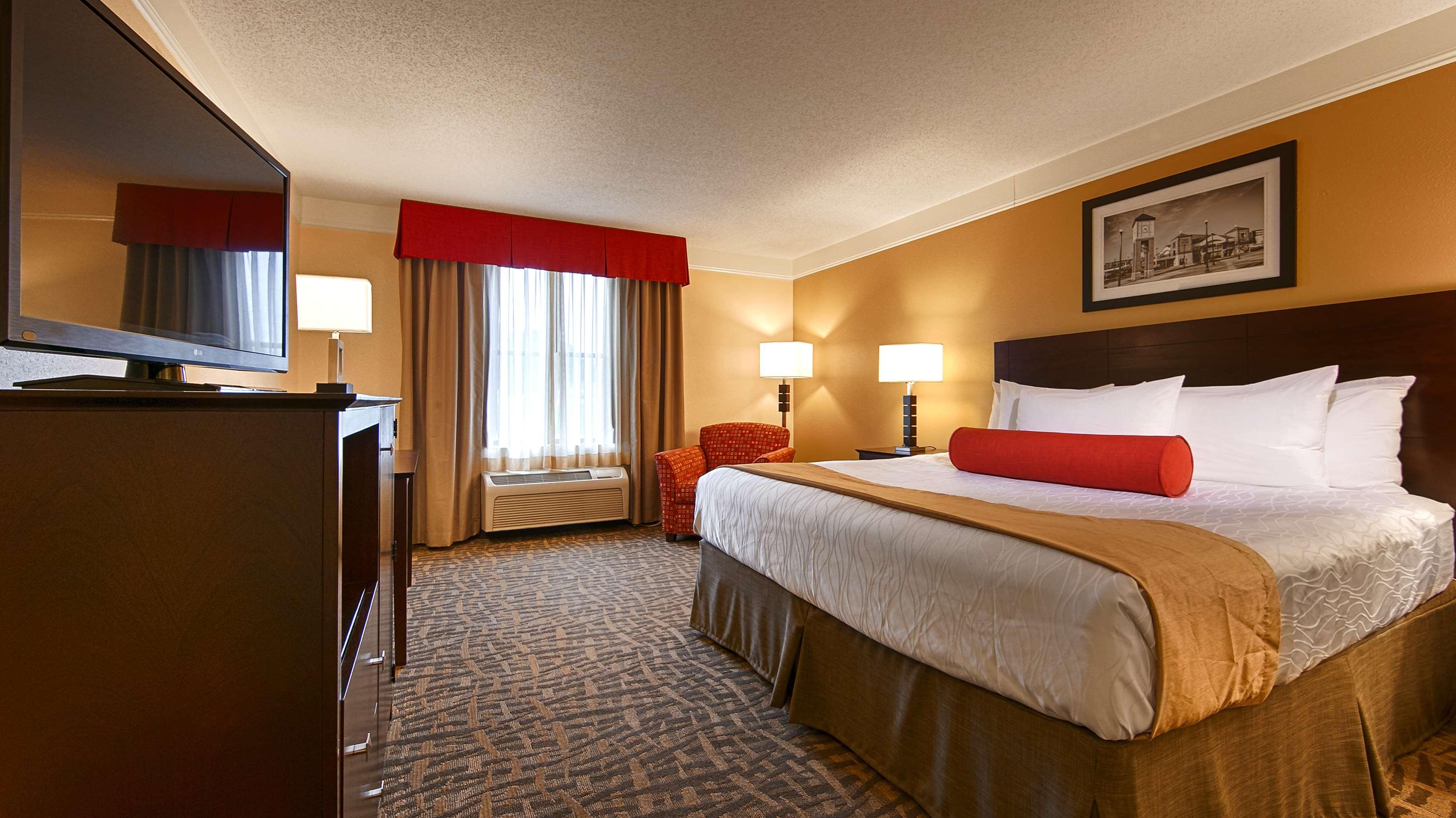 غرفة بسرير كينج مع أريكة، Best Western Plus Peoria 2/6