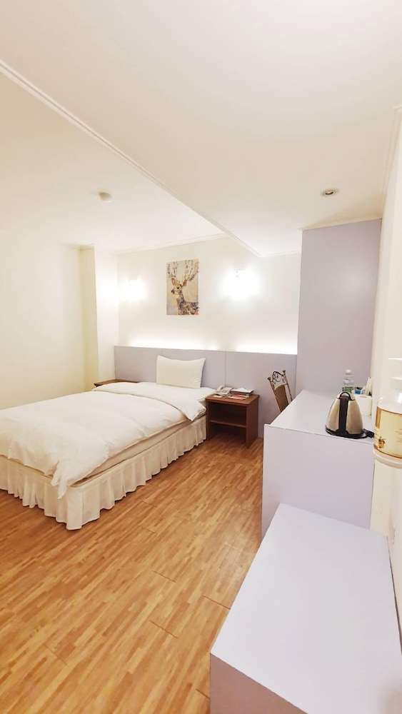 BASIC, SINGLE, SINGLE BED, NO WINDOW