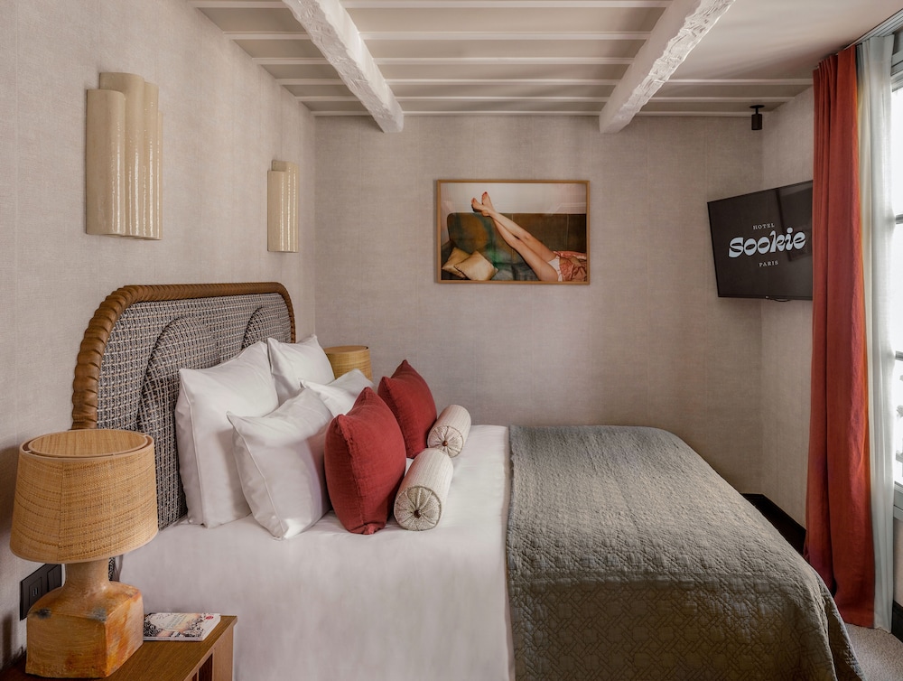 DELUXE, DOUBLE BED