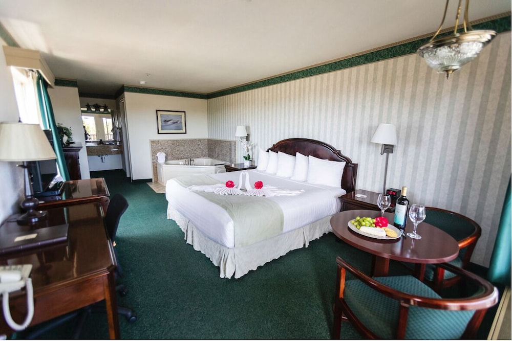 Emerald Dolphin Inn 32/62