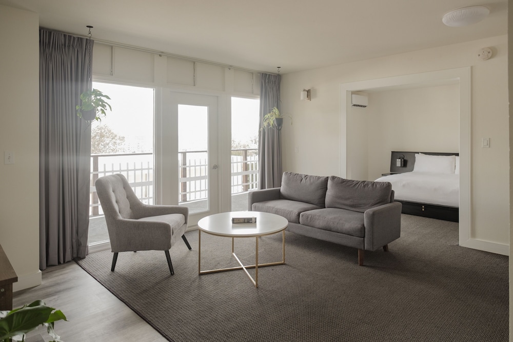 Hollywood Hills Hotel 30/55