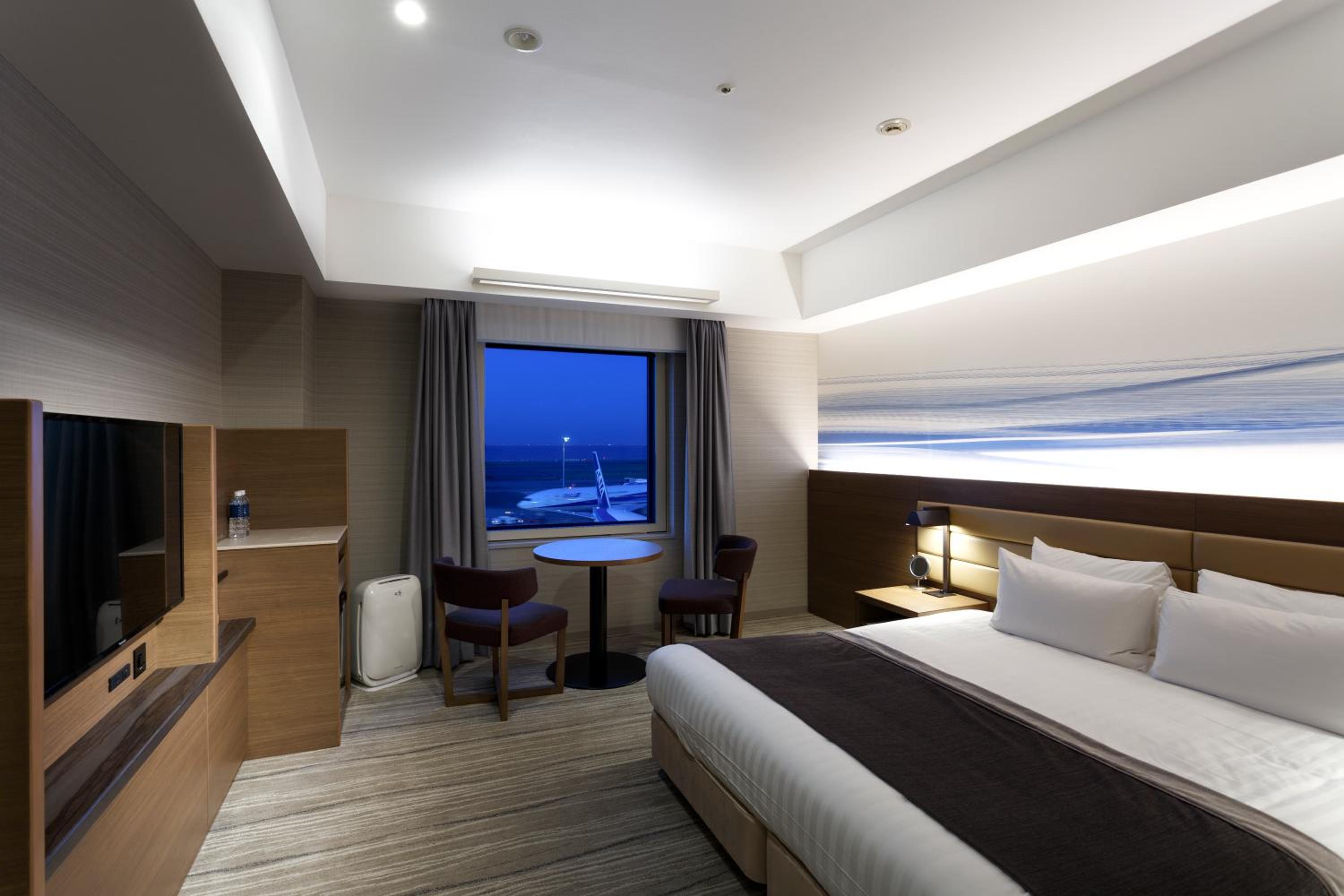DELUXE, DOUBLE BED, RUNWAY VIEW