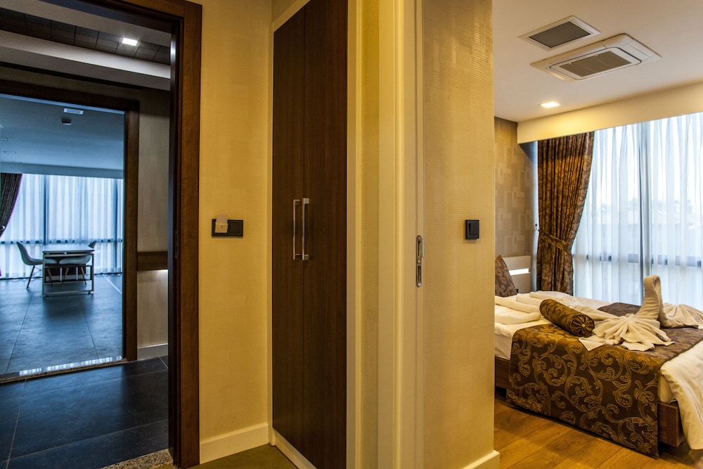 LIV SUIT HOTEL 28/58