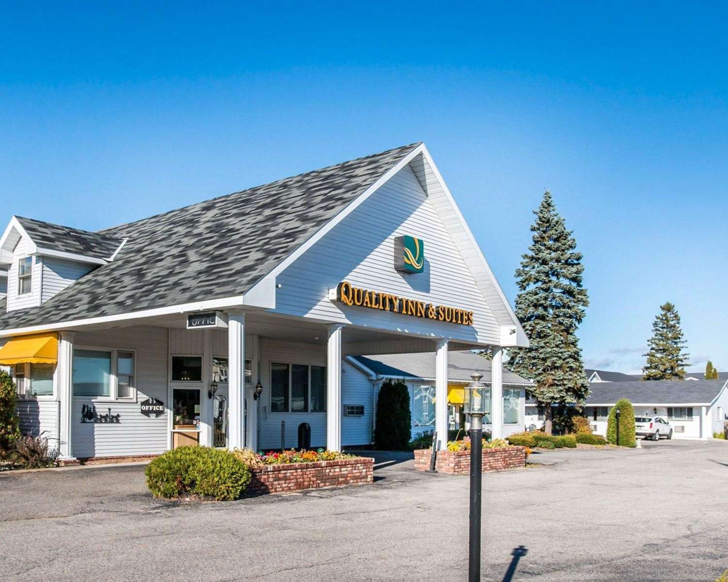 Quality Inn & Suites Mackinaw City Beachfront 5/21