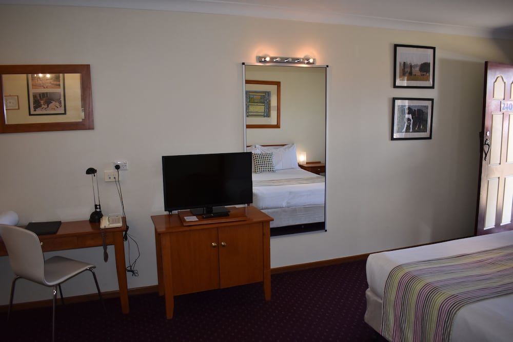The Henry Parkes Tenterfield Ex Best Western 29/46