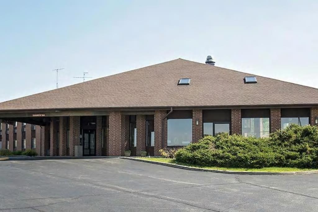 Baymont Inn and Suites by Wyndham Harvard, IL — 3