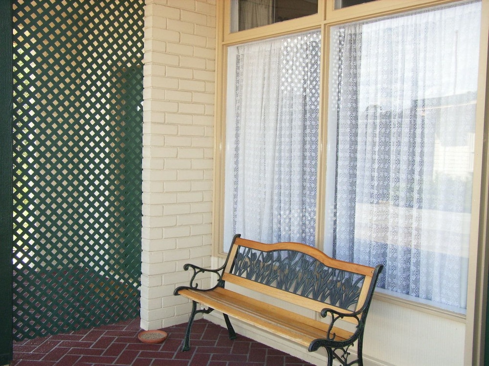 BAIRNSDALE MAIN MOTEL 11/27