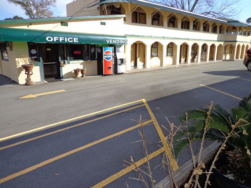 Economy Inn Express Warren 35/47