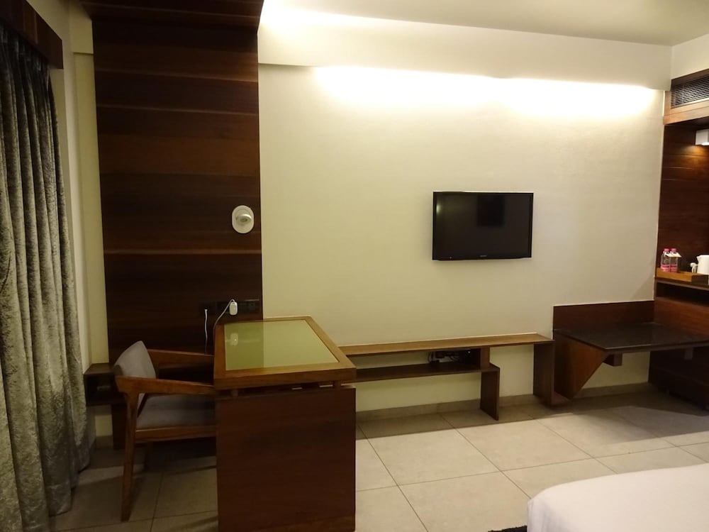 Hotel Cosmopolitan Ahmedabad 53/62