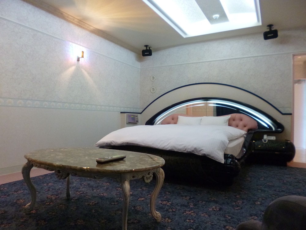 Hotel Shalala 12/23