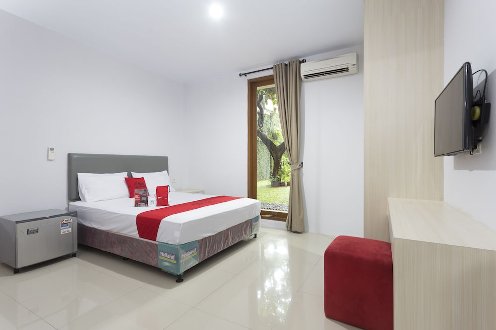 Reddoorz Plus Near Cilandak Town Square 2 5/20