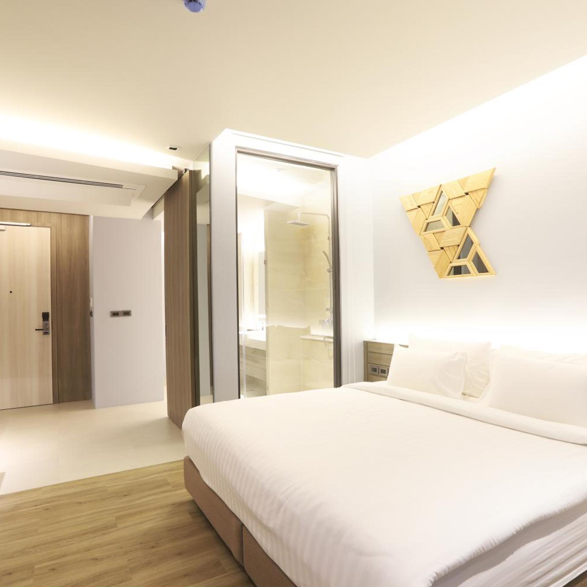 Deluxe, King Bed, Pool View