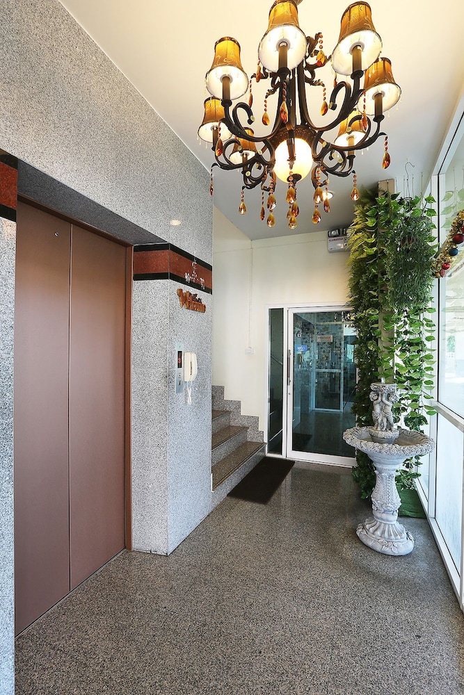 V Place Residence 9/50