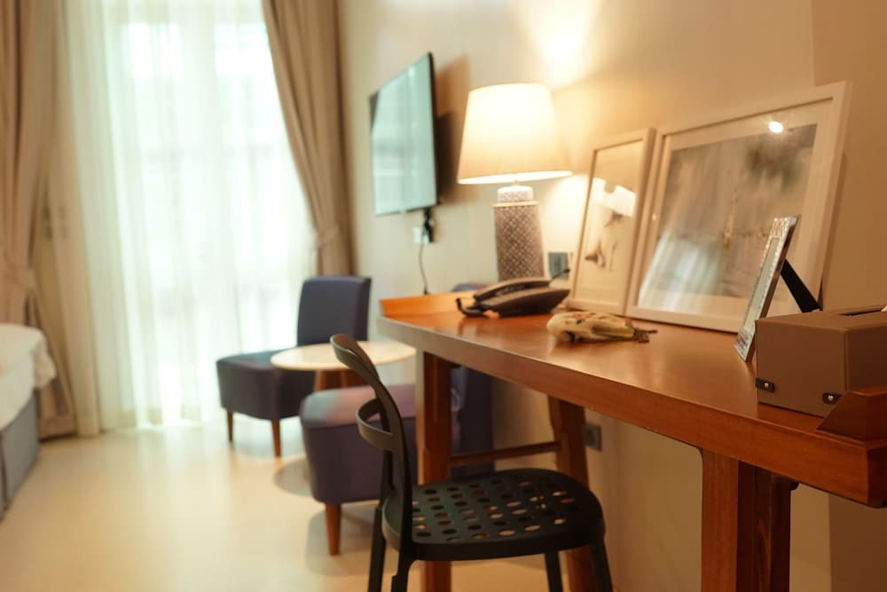 LITTLE NYONYA HOTEL 39/50