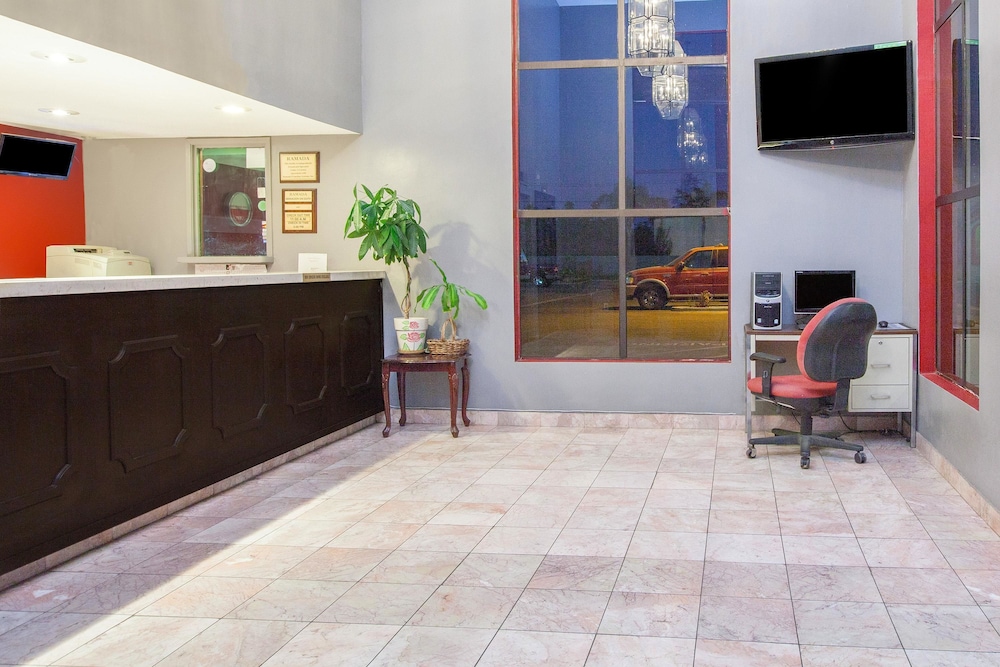 Lobby at AMERICAS BEST VALUE INN SUITES BAKERSFIELD CENTRAL, BAKERSFIELD - CA