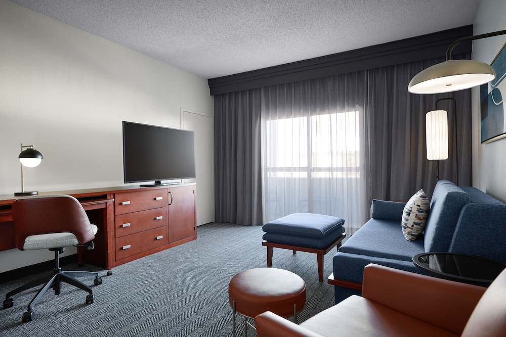Courtyard by Marriott Kansas City Overland Park/Metcalf, South of College Boulevard 37/56