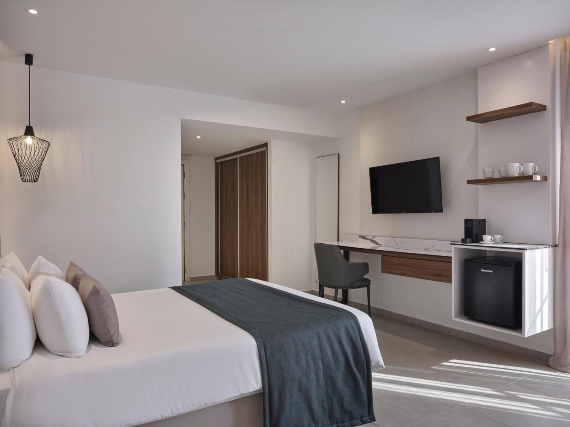 Room, King Bed, Inland View