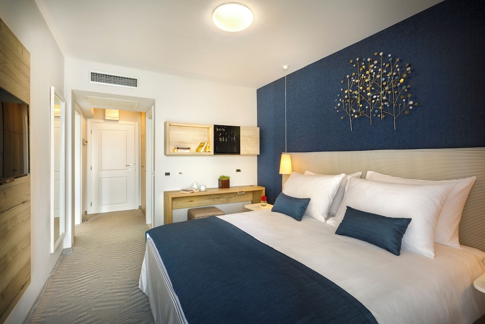 Junior Suite, Queen Bed, Sea Side, Sofa, Balcony