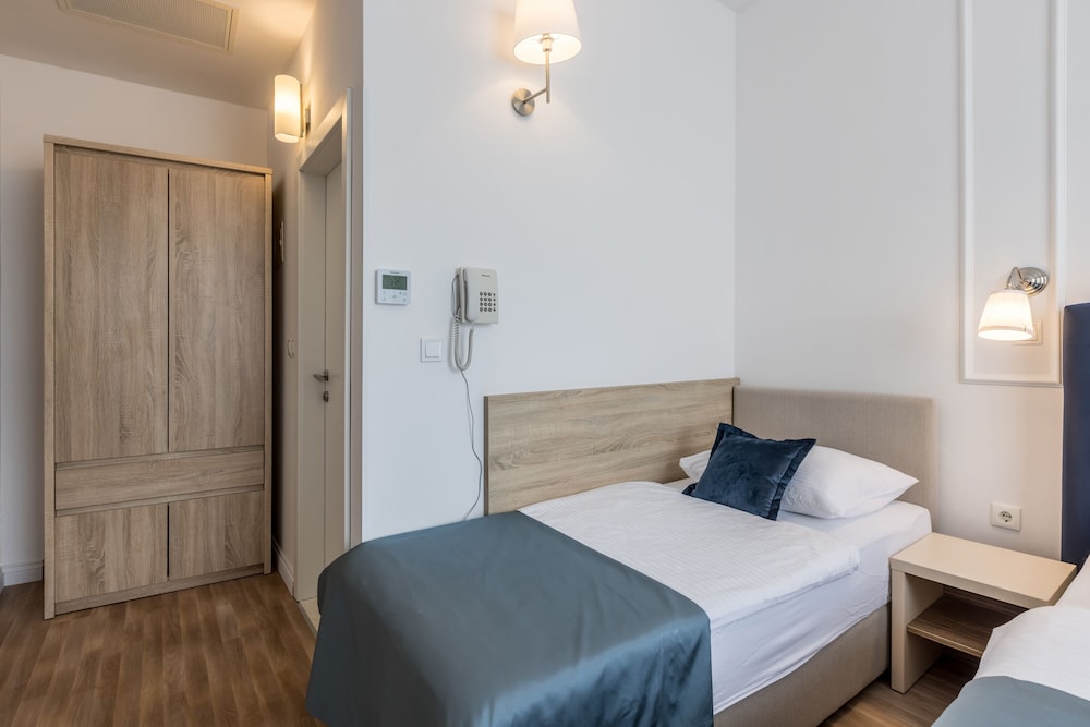 غرفة قياسية ثلاثية بثلاثة أسرّة، Annex Building Art Hotel 2/10