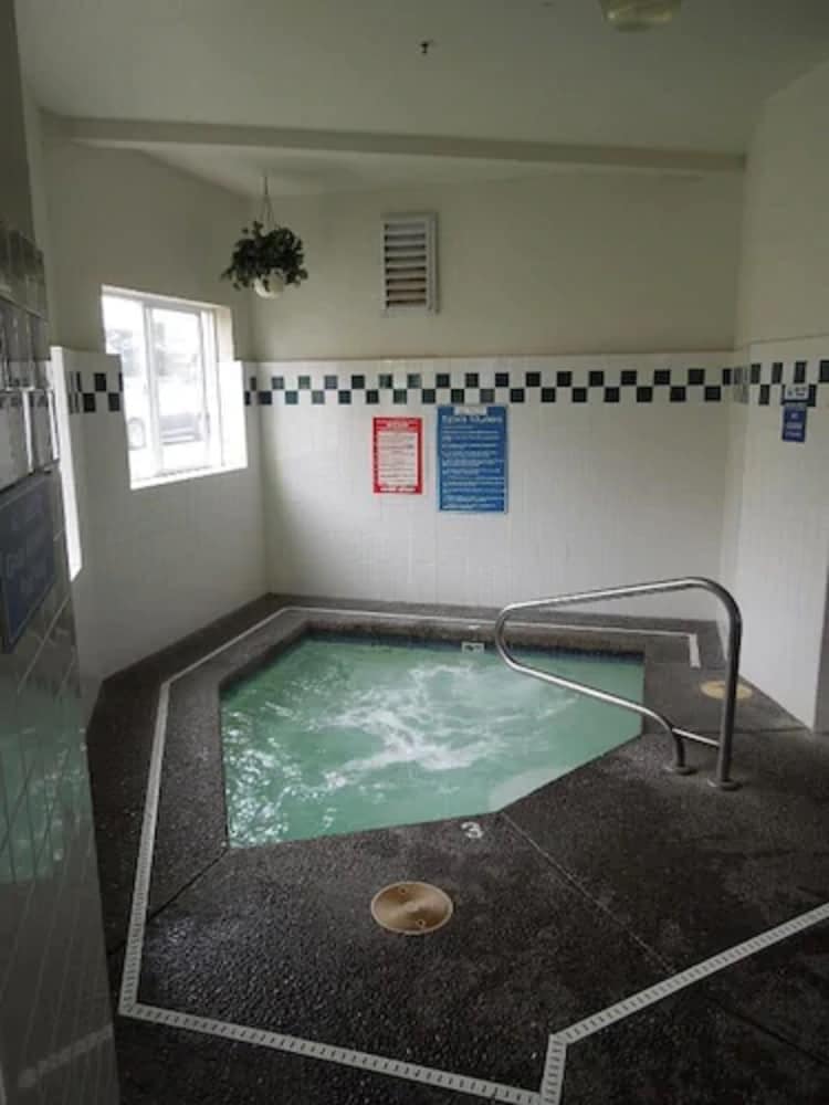 Ebb Tide Oceanfront Inn 44/73