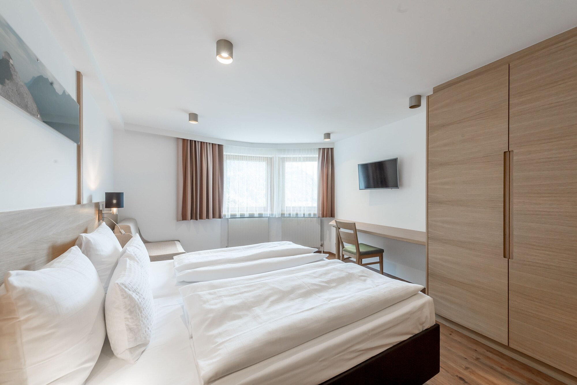 Room, Queen Bed, No Balcony, Sofa