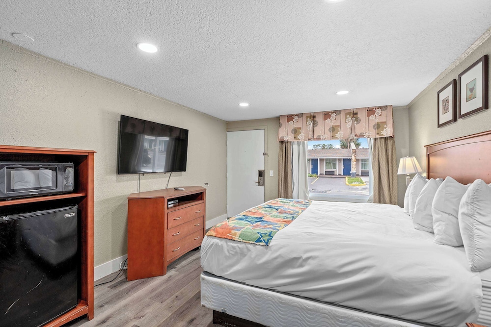ROOM, KING BED