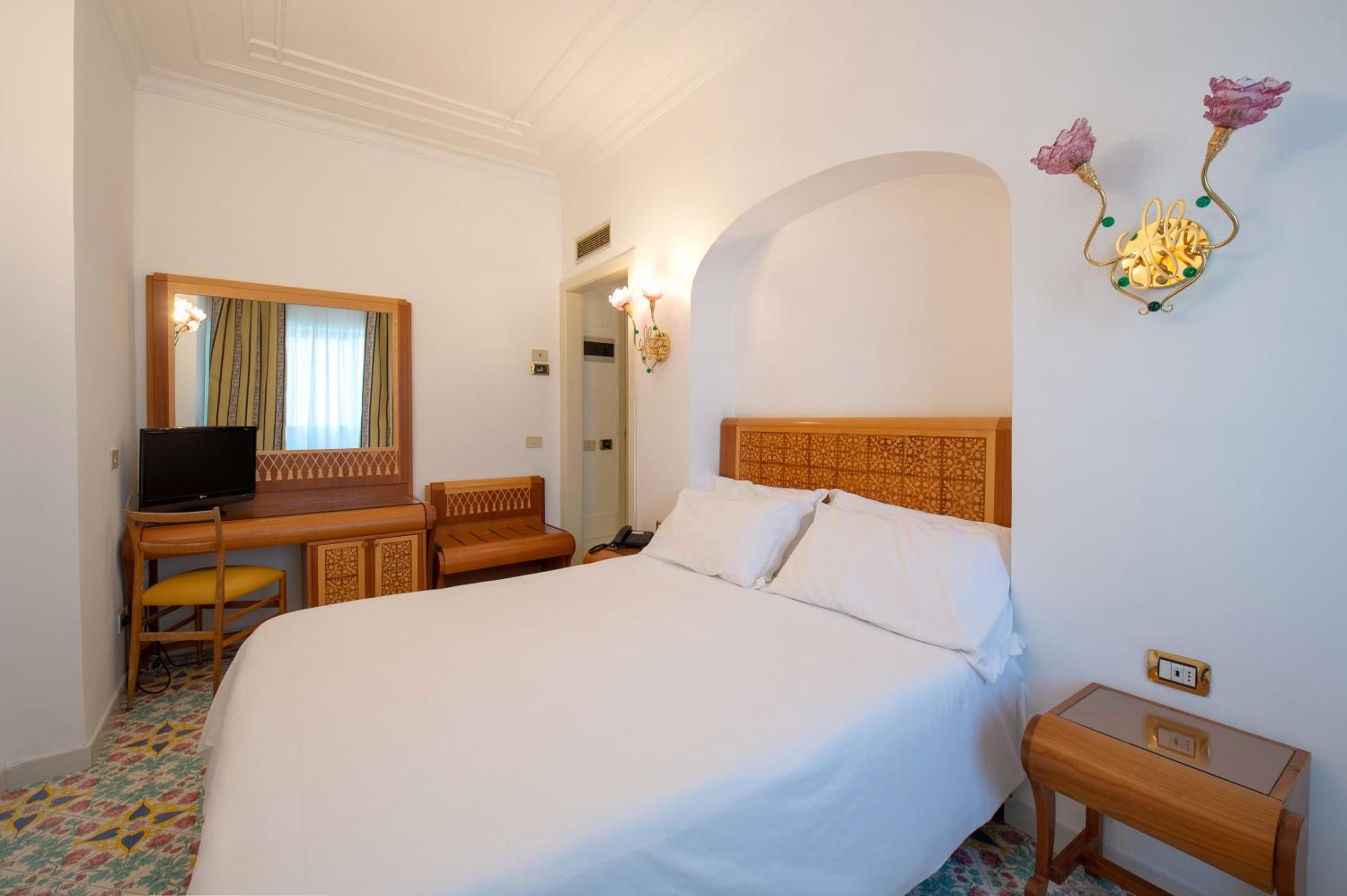 ECONOMY, DOUBLE OR TWIN BED