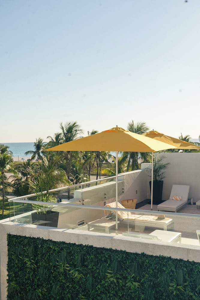 Leslie Hotel Ocean Drive 63/66