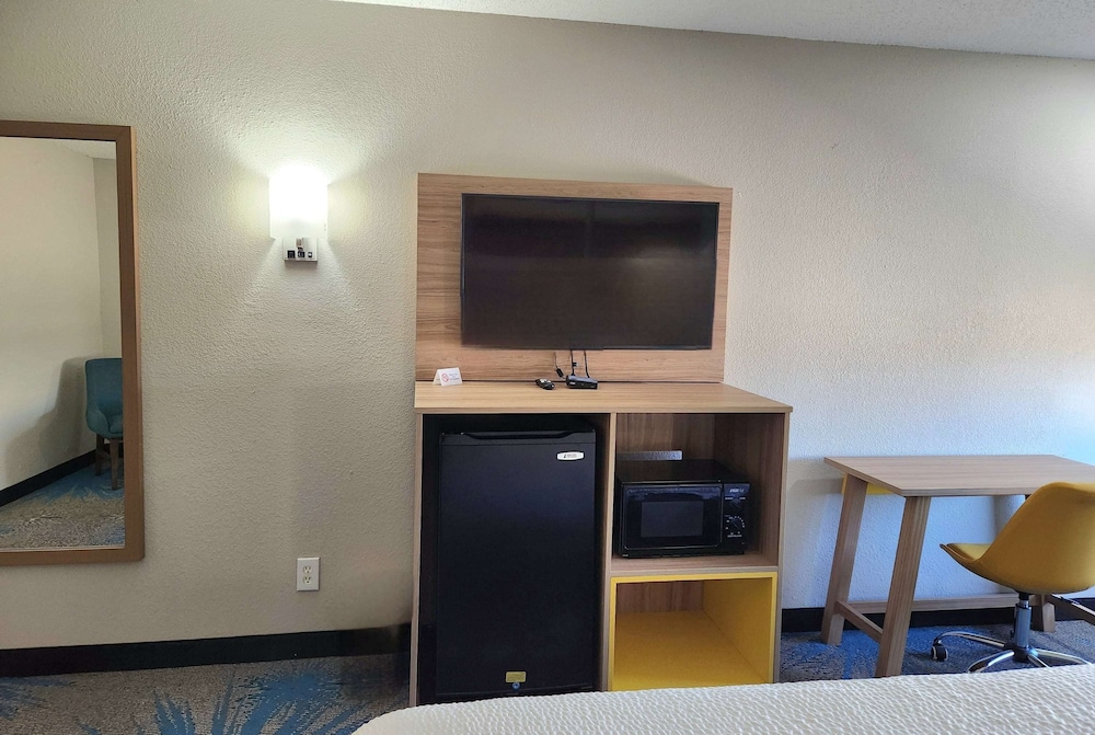Days Inn & Suites By Wyndham New Iberia 22/27