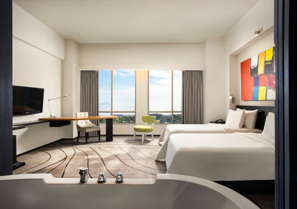 ARTOTEL TS Suites Surabaya 14/34